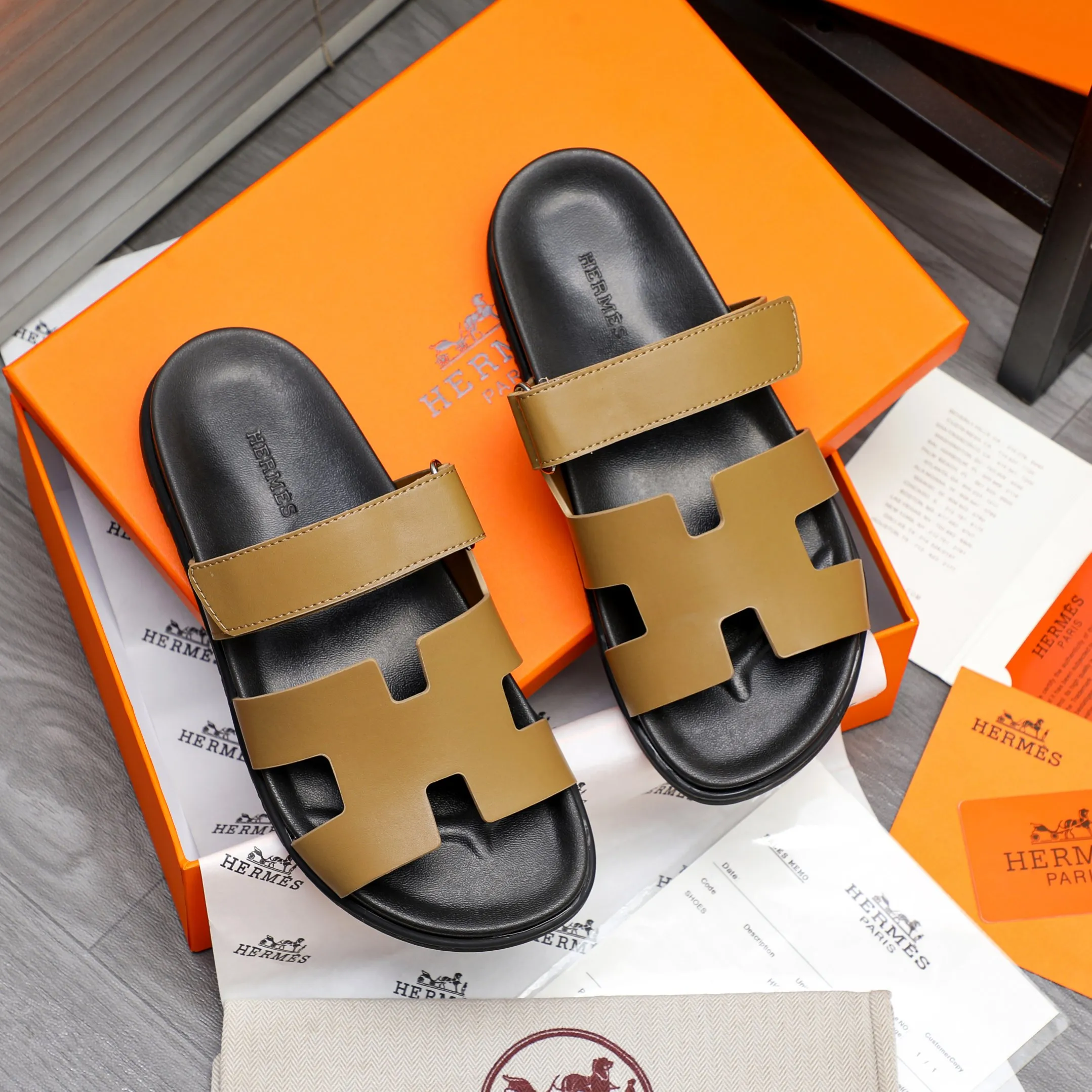 Men's shoes 💰340 Product trademark: Hermes "Hermes" Couple's slippers Regular size: 36-46 Product materials: Selected high-quality cowhide upper, microfiber lining, original outsole